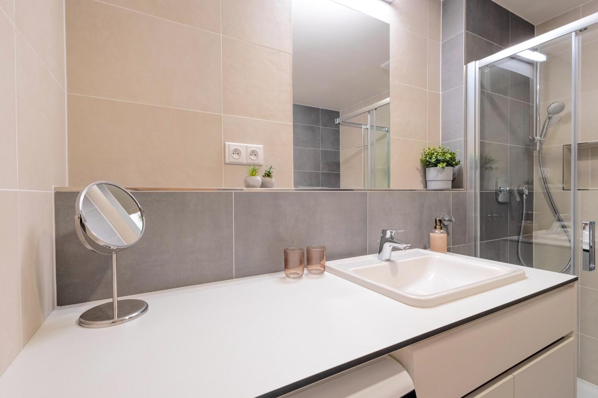 شقة Bright 2Br - 8Th Floor, Balcony, Free Parking - By Gravity براغ المظهر الخارجي الصورة